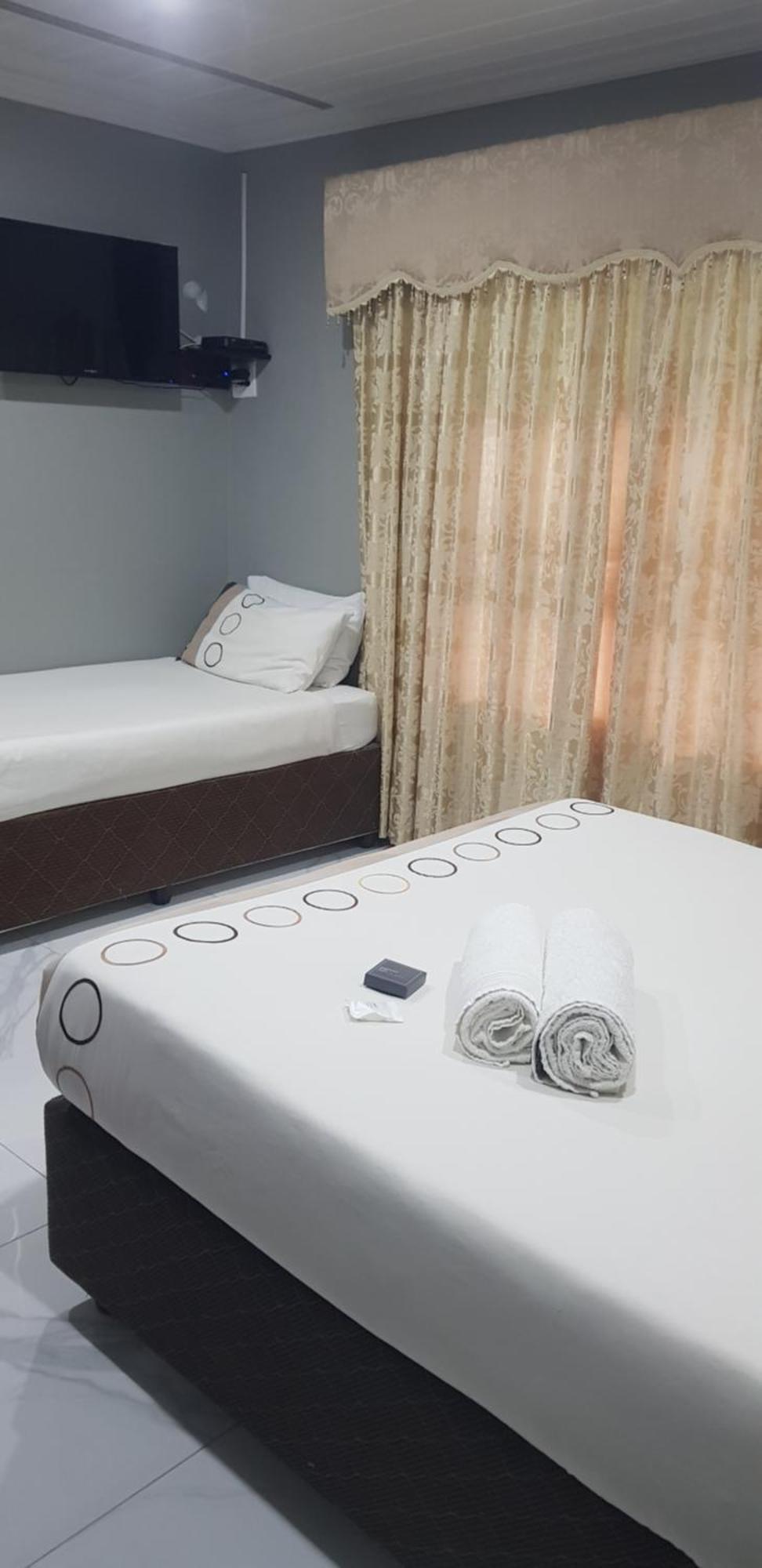 Rainbow Guest House And Tours Uitenhage Ruang foto